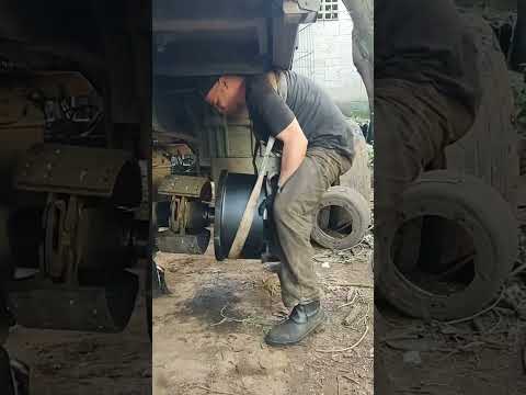 Ele levantou sozinho o tambor de freio de um caminhão.