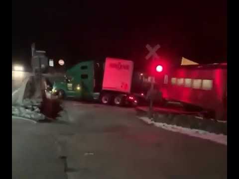 Поезд врезался в грузовик с полуприцепом