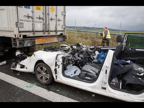 A73: Auto rast ungebremst unter Lkw-Auflieger - Coburg 09.11.15
