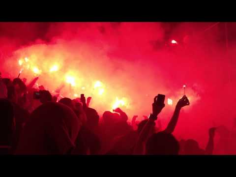 "Deportivo Quito 4 U de Chile 1 Recibimiento desde la preferencia" Barra: Mafia Azul Grana • Club: Deportivo Quito • País: Ecuador