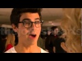 Beso entre Joe Jonas y Chelsea Staub en JONAS.L ...