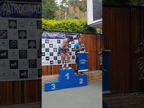 pódio masculino corrida de rua gincaneiro em Lima Duarte.