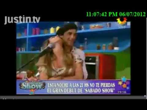 Paula y Manu beso en el cuello