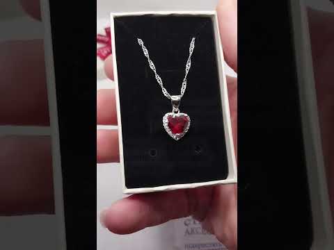 Кулон в форме сердца с кристаллом огранки "Красный рубин", оправа в ореоле прозрачных цирконов + цепочка, покрытие серебро 925 - фото 1 - id-p3072888244