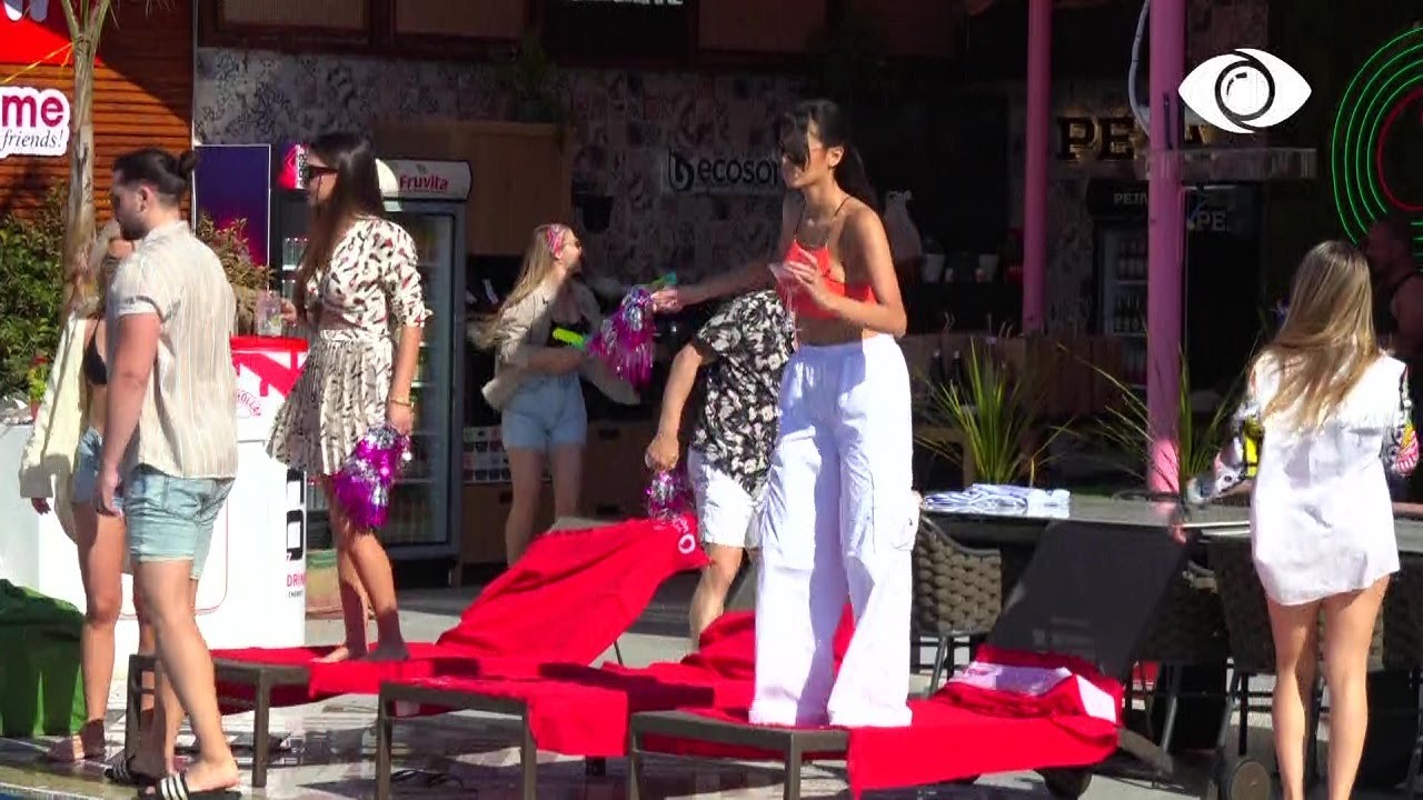 Festë në Pishinë/ Banorët kërcejnë sipër zhezlongeve