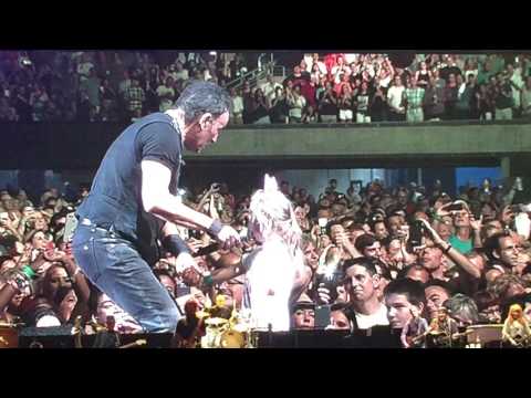 Cute three year old sings with Bruce Springsteen on Waiting on a  Sunny Day 8/25/16