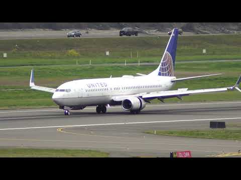 United Boeing 737-800 Landing