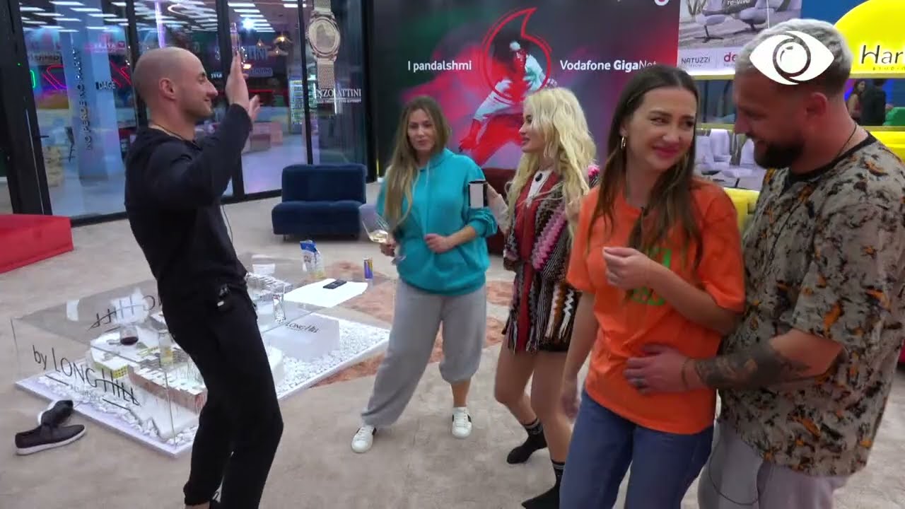 Mbrëmje me muzikë/ Banorët kërcejnë në living