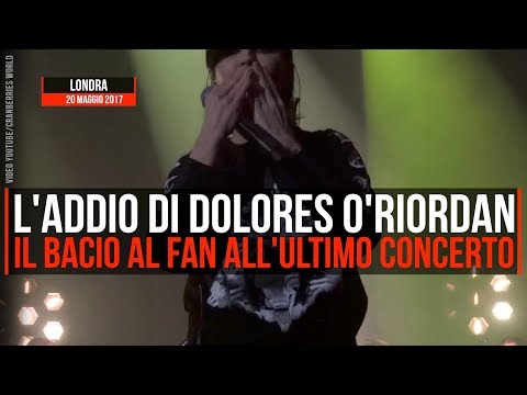 Cranberries, l'addio di Dolores: il bacio al fan all'ultimo concerto