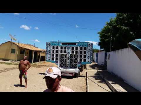 Paredão Iceberg tocando forte música eletrônica