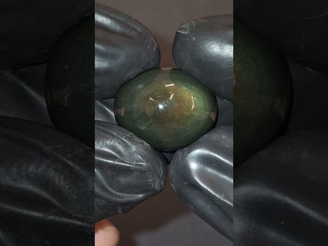 حجر أوبسيدان عين الملكة أسود مع توهج طبيعي