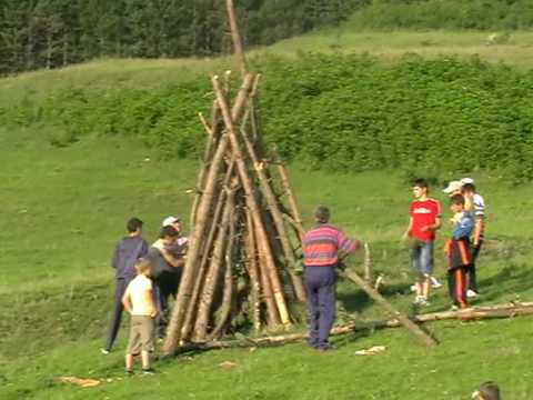 02 FOCUL DE RUSALII LA RÂCIU - COPIII DIN COMUNĂ ADUNĂ LEMNE