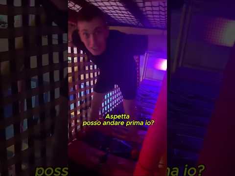 La ragazza vive un momento inaspettato al parco dei trampolini elastici 😳