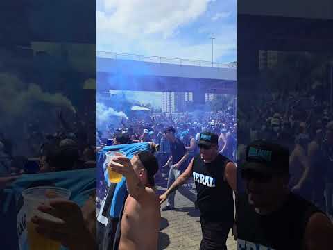 "Torcida do Grêmio chegando na Arena para o deslocamento em direção ao Beira-Rio para o Grenal 441." Barra: Geral do Grêmio &bull; Club: Grêmio