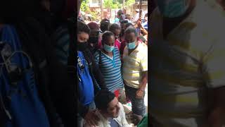 Curandero popular cubano opera tumor con machete dando esperanza de vida