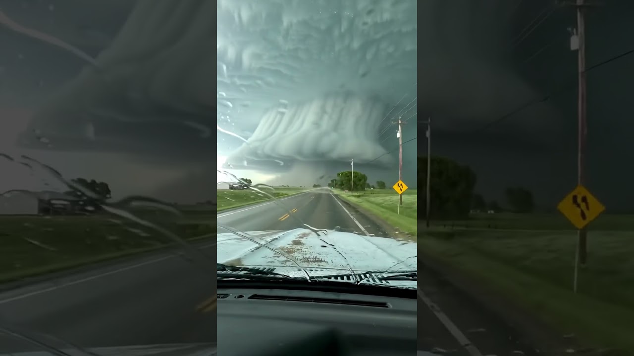 MASSIVE Super Cell seen near Sioux Falls, SD 😱 #tornado #supercell #weather #storm #shorts #viral