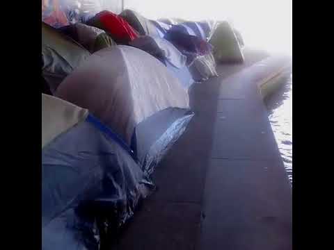 Un jeune Guinéen filme le camp de la Villette