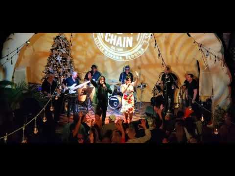 Lucy Grau y Rojitas revientan Ball And Chain