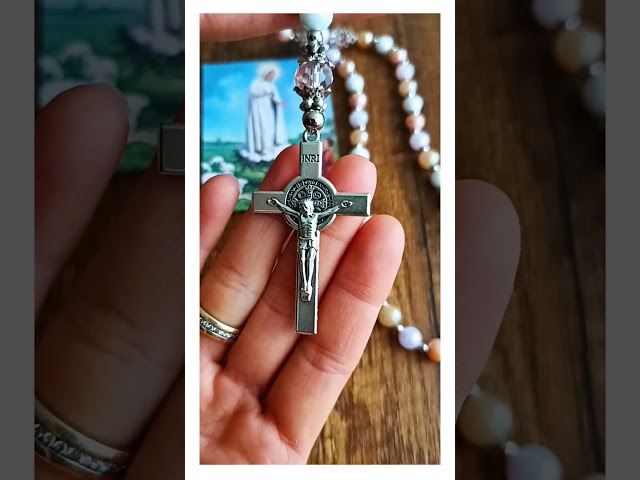 Vídeo relacionado con Rosario VIRGEN DE FATIMA con Cuentas Aromáticas con Olor a Rosa, Cruz de Madera, y bolsa estampada con imágenes de la Virgen María. Convertible en collares mujer. Rosario aroma de rosa VF