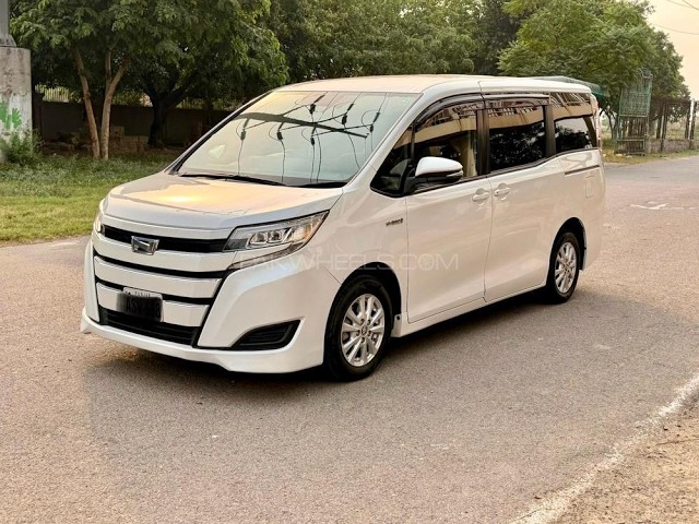 Toyota Noah G 2018 for Sale