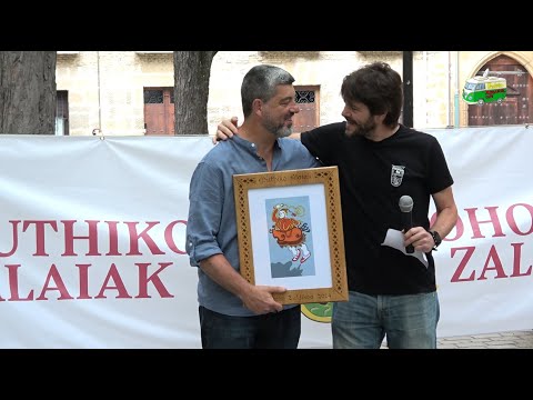 Fernando Hualde recibe el premio Ohorezko Zaldikoa de la peña Muthiko Alaiak