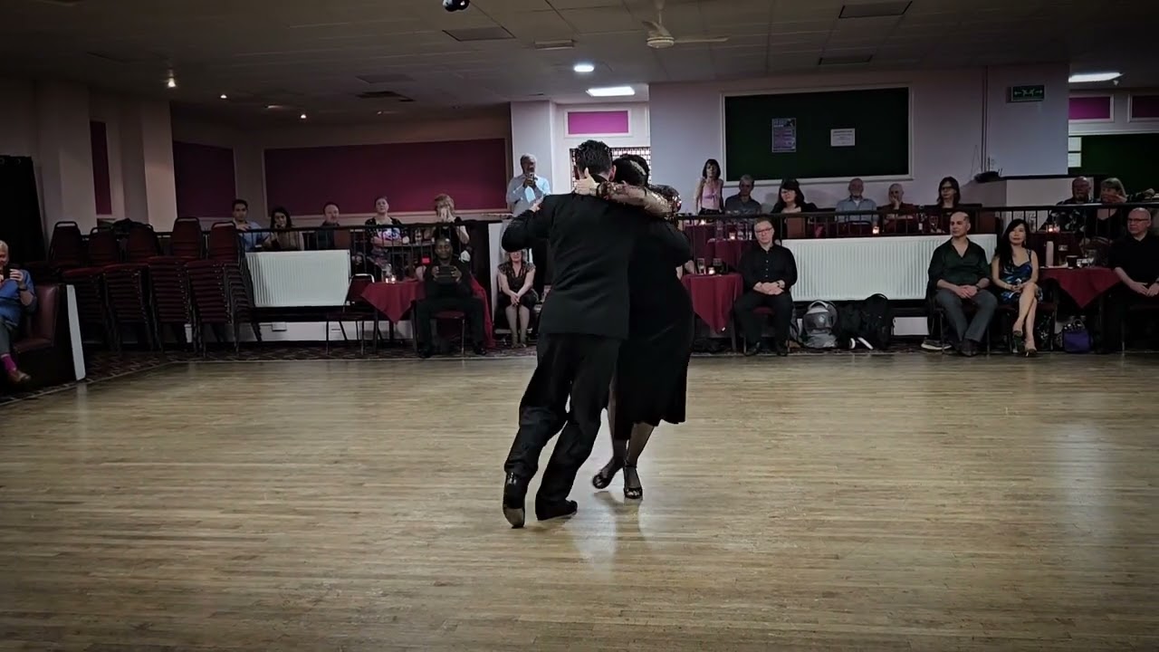 Barbara Ferreyra y Agustin Agnez-Tango "Sobre el Pucho" Orq. Juan D'arienzo