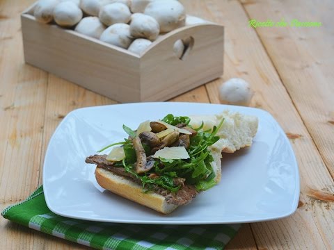 Panino con vitello rucola funghi e scaglie di grana - Ricette che Passione