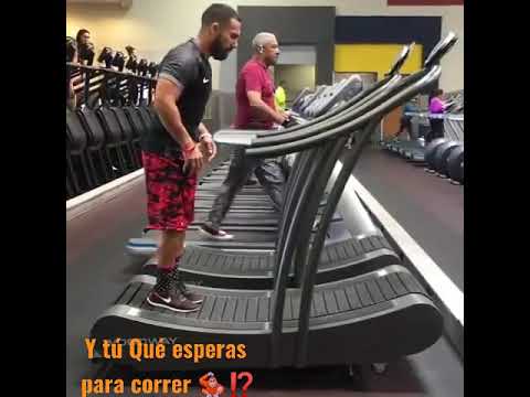 El hombre más rápido corriendo en la cinta de correr a 40km /h 🤯 #shorts