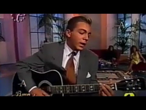 CRISTIAN CASTRO canta "Miénteme" [Víctor Yturbe] durante programa italiano (1991)
