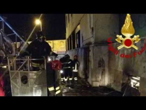 2017-02-10 FIRENZE - PALAZZO A FUOCO NELLA NOTTE, OCCUPANTI SUL TETTO