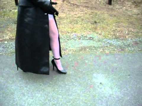 Outdoor in Strapse und High-Heels