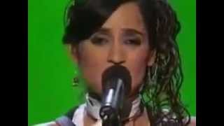 Julieta Venegas con Cartel de santa -Lento