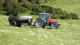 preview picture of video 'MF Tractor Spreading Muck'