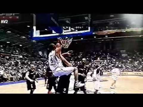 Chris Williams feeds Mario Kasun