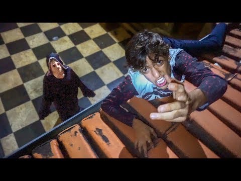 UM MONSTRO ASSUSTADOR INVADIU MINHA CASA!!!