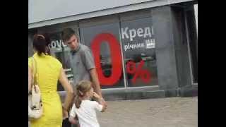 preview picture of video 'Дівчина в Тернополі біля ТРЦ Подоляни пристає до мужиків на вулиці'