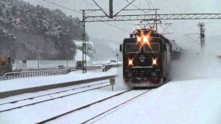 preview picture of video 'Tågyrsnö i Nödinge. Train whirling snow.'