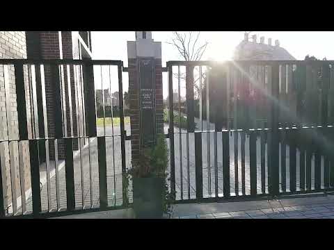 Wrocław, Hotel Bridge, zamknięta przestrzeń obok Hotelu dedykowana gościom VID 20230114 140938