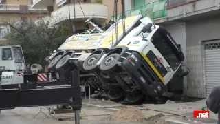 preview picture of video 'Il recupero del camion sprofondato nell'asfalto in via Pepe a Pescara'