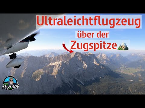 Ultraleichtflugzeug über der Zugspitze