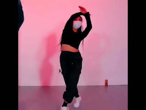Jang Seungyeon of CLC dancing pt. 1