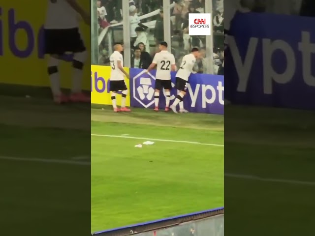 Colo-Colo x Fortaleza é cancelado devido à confusão e invasão de campo | CNN ESPORTES