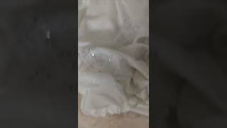 Sedící Andělka Clariel v bílé barvě s LED světlem růže cca 25 cm - Powertex