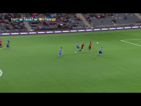 Källström sparkar ner motståndare - klarar sig från rött: "Hur kan han missa det?" - TV4 Sport