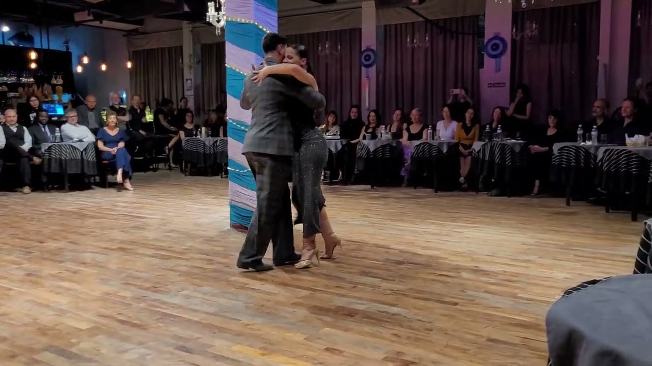 Suyay Quiroga y Jonny Carvajal.