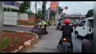 Download lagu AKSI PENGENDARA MOTOR YANG MENCOBA MENGHINDARI RAZIA POLISI NAMUN AKHIRNYA TERJATUH mp3 Download lagu AKSI PENGENDARA MOTOR YANG MENCOBA MENGHINDARI RAZIA POLISI NAMUN AKHIRNYA TERJATUH mp3