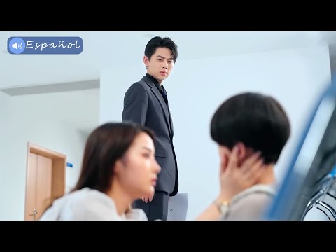 CEO frío se enamoró a primera vista de la chica pobre que cuidaba al niño huérfano.