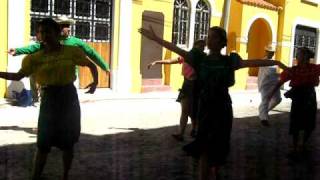 preview picture of video 'Folklore Salvadoreño.  Coquitos de agua de Sonsonate . Arte en la calle E.N.D..'