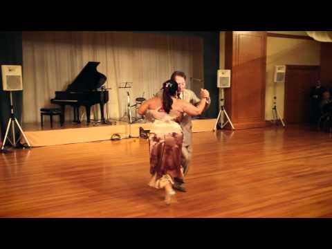  María del Carmen Romero  and  Jorge Dispari  are  dancing  to  the  milonga  "  Petroleo  "