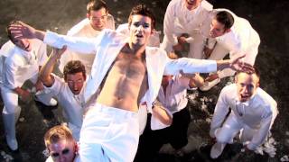 Ryan James Yezak presenteert de enige homoseksuele videoclip ter wereld: een homoseksuele interpretatie van Rihanna's 'enige meisje' op het Twitter-bl